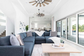 W415J - Modern Chic 9 Bedroom Mansion Sleeps 20 with Themed Rooms at Reunion Resort